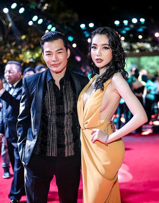 Nữ diễn viên diện trang phục vô cùng táo bạo, tạo dáng thân thiết cùng Trần Bảo Sơn trên thảm đỏ.
