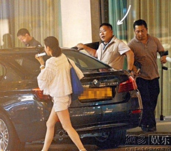 Lê Tư: Nàng ngọc nữ xinh đẹp gắn liền cuộc đời với hai người đàn ông tật nguyền - 5
Trước khi trở thành vợ chồng, Mã Đình Cường từng theo đuổi Lê Tư một thời gian dài. Anh đã ở bên chăm sóc và giúp đỡ Lê Tư khi gia đình cô gặp biến cố lớn, đó là em trai cô bị tai nạn giao thông và bị liệt, phải ngồi xe lăn. Chính sự chân thành của Đình Cường đã khiến Lê Tư cảm động và nhận lời làm vợ anh.
