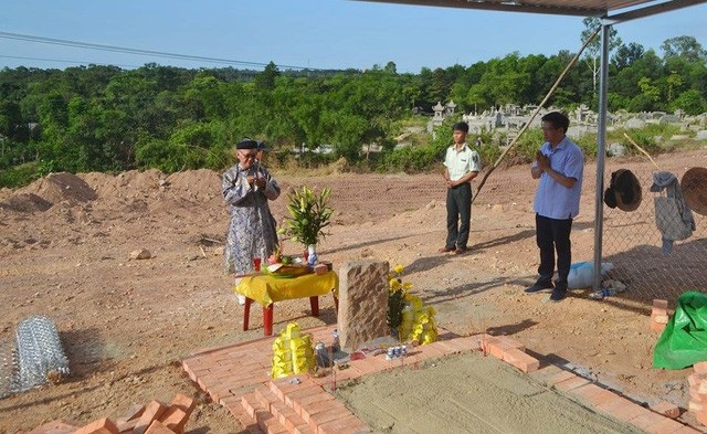 Di tích - di sản bị xâm phạm tràn lan, ai là người “cứu”? - 2 Mộ vua Tự Đức ở Huế bị san ủi làm bãi đỗ xe khiến dư luận đau lòng. Ảnh: Đại Dương.