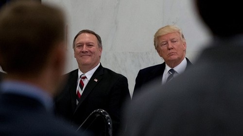 Mỹ sẽ "diều hâu" hơn? - 1
Tổng thống Mỹ Donald Trump đã đề cử ông Mike Pompeo (trái) vào vị trí ngoại trưởng thay ông Rex Tillerson Ảnh: AP