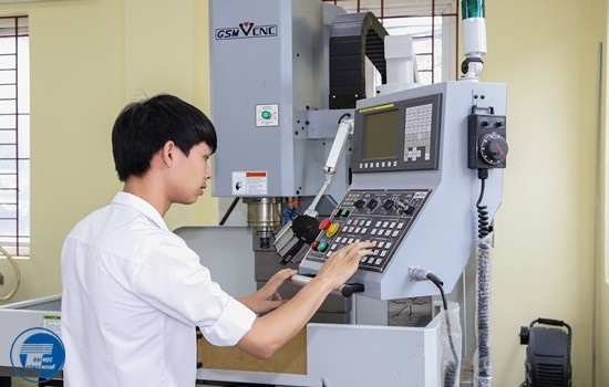 Trường đại học Công nghệ đào tạo tiến sĩ hướng tới chuẩn mực quốc tế - 1
Sinh viên học tập trong xưởng Cơ khí – Tự động hóa