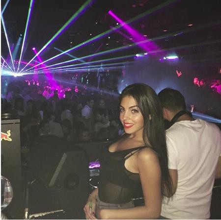 Bạn gái của C.Ronaldo và Neymar "đọ" độ nổi tiếng trên mạng xã hội - 2 Kể từ khi quen biết với C.Ronaldo, cuộc sống của nàng “Lọ Lem” Georgina Rodriguez quả thực đã bước sang một trang mới. Tuy khó có thể so sánh được với trang cá nhân có tới hơn 120 triệu người theo dõi của CR7 nhưng Georgina Rodriguez hiện cũng đã có được 4 triệu người hâm mộ trên mạng xã hội Instagram.