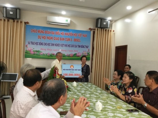 Khu vực Đồng bằng Sông Cửu Long có gần 3 triệu hội viên khuyến học - 3
Ông Võ Hồng Nhân, Trưởng Ban vận động QKHNSS tiếp nhận 100 triệu đồng từ Bà Nguyễn Thị Doan, Chủ tịch Hội Khuyến Học Việt Nam