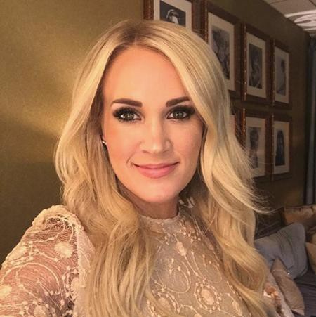 Bạn gái của C.Ronaldo và Neymar "đọ" độ nổi tiếng trên mạng xã hội - 3 Carrie Underwood luôn là hậu phương vững chắc của cầu thủ khúc côn cầu Mike Fisher. Ngoài ra, Carrie Underwood còn có một sự nghiệp ca hát nhạc đồng quê vô cùng thành công và không mấy ai ngạc nhiên khi nữ ca sĩ này sở hữu tới 7 triệu người theo dõi trên trang Instagram cá nhân.