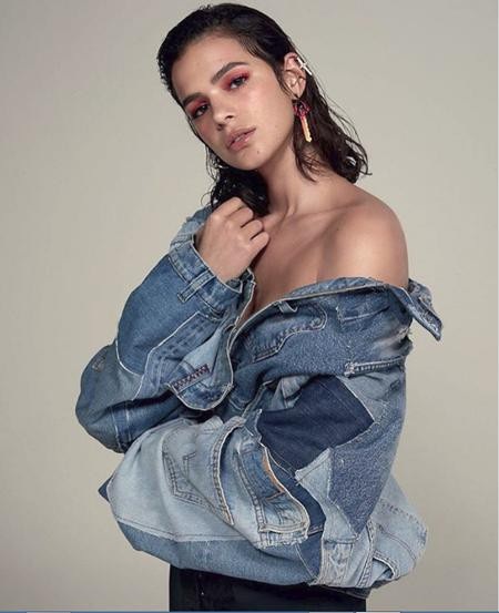 Bạn gái của C.Ronaldo và Neymar "đọ" độ nổi tiếng trên mạng xã hội - 5 Cô bạn gái Bruna Marquezine của Neymar là một mỹ nhân đình đám xứ Brazil và từng có lần được bầu chọn là người phụ nữ quyến rũ nhất hành tinh. Đặc biệt, Bruna cũng thường xuyên chia sẻ những hình ảnh khoe thân nóng bỏng trên trang cá nhân có gần 27 triệu người theo dõi.