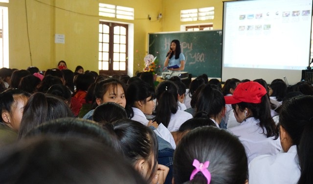 Trộm vợ - hôn nhân "đi tắt" kỳ lạ ở miền Tây xứ Nghệ - 3 Nữ sinh Trường THPT Quỳ Hợp 3 trong buổi sinh hoạt CLB bạn gái bàn về tục cướp vợ và chống nạn tảo hôn