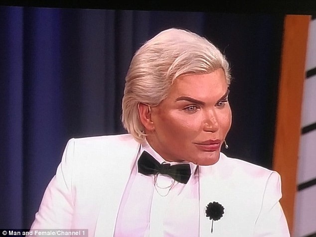 
Rodrigo Alves đang có mặt tại Nga để dự tuần lễ thời trang, anh cũng nhận được nhiều lời mời phỏng vấn trên truyền hình tại xứ bạch dương
