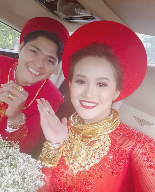 Xôn xao hình ảnh cô dâu đeo vàng “trĩu cổ” trong đám cưới ở Cà Mau - 3 Trước đó, dư luận cũng từng xôn xao về đám cưới xa hoa bậc nhất khi cô dâu, chú rể cổ đeo trĩu vàng ở Đồng Nai