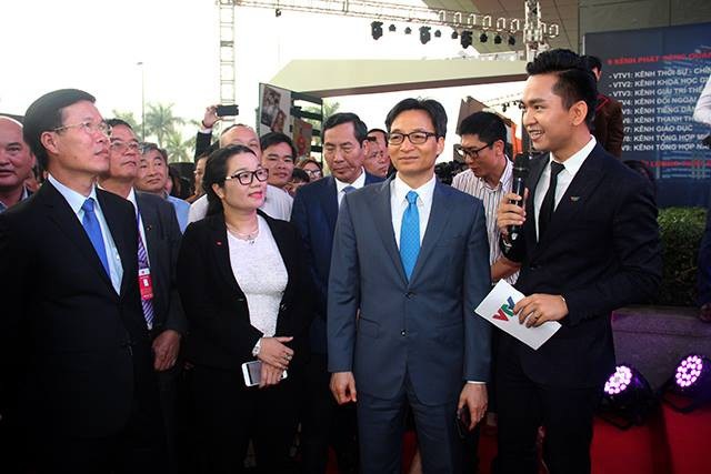 Khai mạc Hội báo toàn quốc 2018 - 3
Trưởng Ban Tuyên giáo Trung ương Võ Văn Thưởng, Phó Thủ tướng Vũ Đức Đam cùng đi tham quan hội báo.
