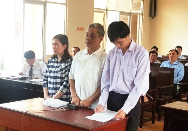 Trả hồ sơ vụ "đại gia" thủy sản chiếm đoạt tiền của Ngân hàng BIDV Bạc Liêu - 1 Các bị cáo Út, Dũng và Đoàn tại phiên tòa.