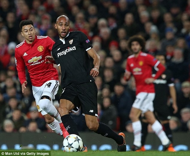 11 cái tên xuất sắc nhất lượt về vòng 1/8 Champions League - 2 Steven NZonzi dọn dẹp tốt tuyến giữa trong trận đấu với MU