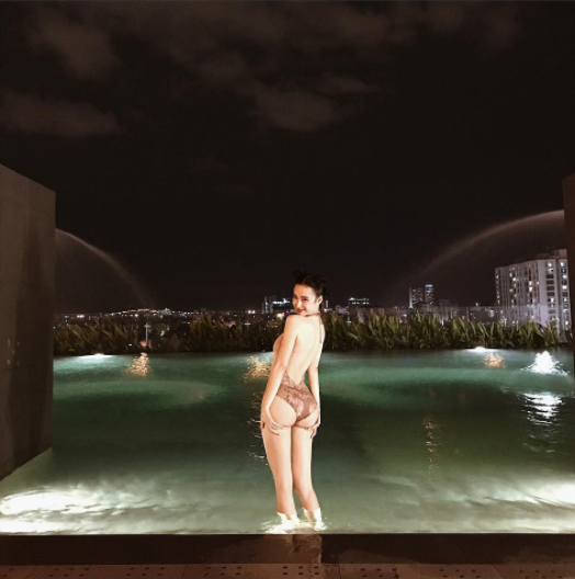 Liên tục khoe siêu vòng 3 dù bị “mỉa mai”, Angela Phương Trinh muốn chứng tỏ gì? - 6 Liên tục khoe siêu vòng 3 dù bị “mỉa mai”, Angela Phương Trinh muốn chứng tỏ gì? - 6
