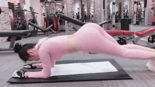 Liên tục khoe siêu vòng 3 dù bị “mỉa mai”, Angela Phương Trinh muốn chứng tỏ gì? - 14 Trong một clip mới đây, nữ diễn viên tập động tác có tên plank, chống khuỷu tay xuống sàn, nâng cao vòng ba và liên tục lắc mông sang hai bên. Động tác này vốn có tác dụng giảm mỡ và tăng cơ vùng bụng. Tuy nhiên, theo một số HLV, Phương Trinh tập kỹ thuật chưa chính xác, vòng ba nâng quá cao, võng lưng do không gồng bụng, động tác đưa hông sang hai bên thực hiện quá nhanh. Rất nhiều những bình luận không tích cực khi người đẹp đăng tải đoạn clip.