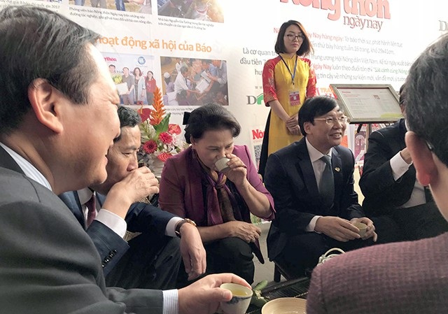 Chủ tịch Quốc hội thăm gian trưng bày báo Dân trí tại Hội báo 2018 - 6 Phút thư thái của Chủ tịch Quốc hội Nguyễn Thị Kim Ngân tại hội báo toàn quốc 2018