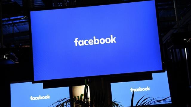 Đài truyền hình Mỹ tẩy chay, mỉa mai Facebook là "Fakebook" - 2 Facebook từng đón nhận nhiều chỉ trích vì không lọc bỏ được thông tin xấu độc, sai sự thật, khiến khiến người đọc mất niềm tin vào báo chí.