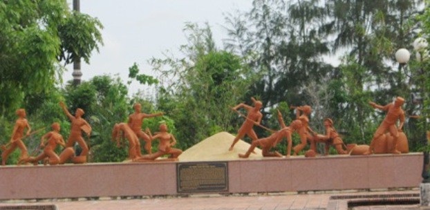 Kỷ niệm 90 năm sự kiện Đồng Nọc Nạng - 1 Cụm tượng tái hiện lại hình ảnh gia đình ông Mười Chức chống bọn cò Tây, trong Khu di tích Đồng Nọc Nạng hiện nay.