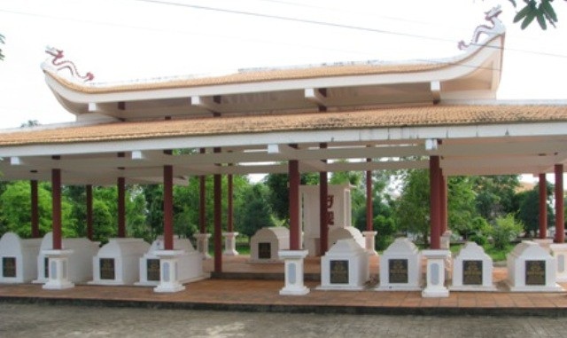 Kỷ niệm 90 năm sự kiện Đồng Nọc Nạng - 3 ... bên trong có khu mộ của gia đình ông Mười Chức.