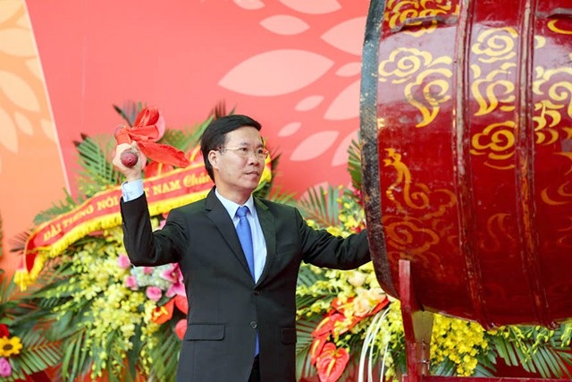 Khai mạc Hội báo toàn quốc 2018 - 1
Ủy viên Bộ Chính trị - Trưởng Ban Tuyên giáo Trung ương Võ Văn Thưởng đánh trống khai hội báo toàn quốc 2018 (Ảnh: Toàn Vũ)