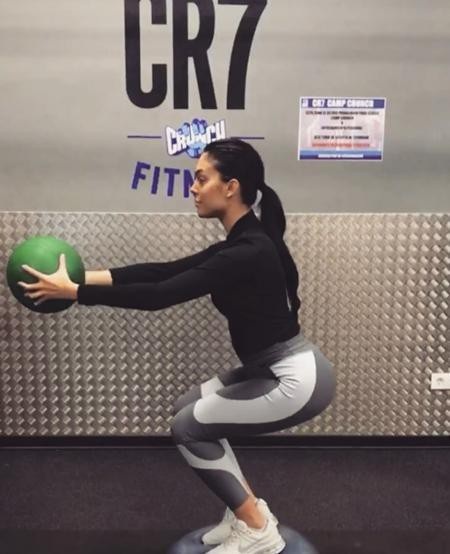 Chiêm ngưỡng vẻ đẹp quyến rũ của bạn gái C.Ronaldo - 3 Georgina Rodriguez luôn rất chăm chỉ tập thể dục