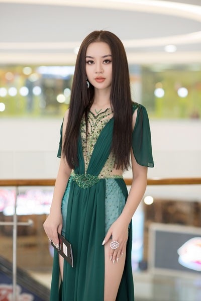 Người đẹp Tài năng Hoàng Hải Thu đẹp lộng lẫy, tình tứ bên Trần Bảo Sơn - 5 Thời gian qua, Hoàng Hải Thu gây chú ý với những dự đoán U23 Việt Nam cũng như Hương Giang Idol ở cuộc thi Hoa hậu Chuyển giới Quốc tế. Những ý kiến cá nhân của người đẹp nhận nhiều phản ứng tiêu cực của công chúng.