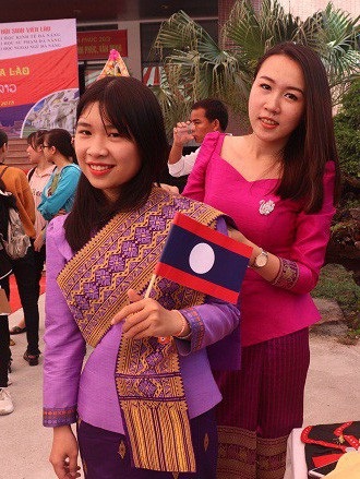 Du học sinh Lào mang Tết của "đất nước triệu Voi" đến Đà Nẵng - 2 Các du học sinh Lào ở Đà Nẵng khoác áo truyền thống của dân tộc. Trang phục truyền thống Lào dành cho nữ giới gọi là Sinh. Áo truyền thống dành cho nam giới gọi là Salong