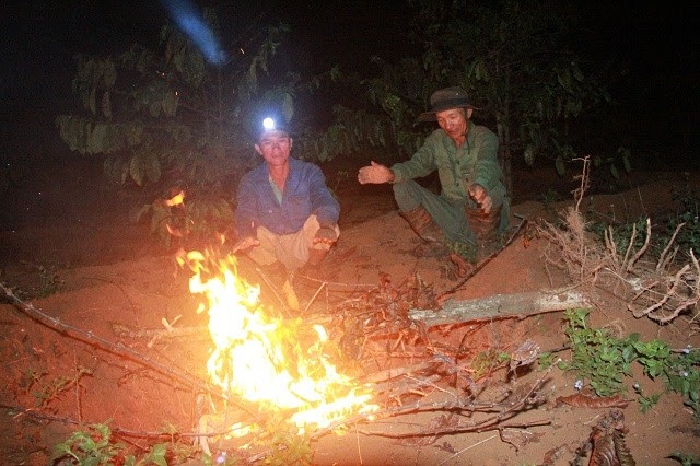 Người dân trắng đêm "giành"... nước tưới - 7
Để tránh những cái rét, người dân phải thay ca nhau cầm vòi để nghỉ ngơi, sưởi ấm
