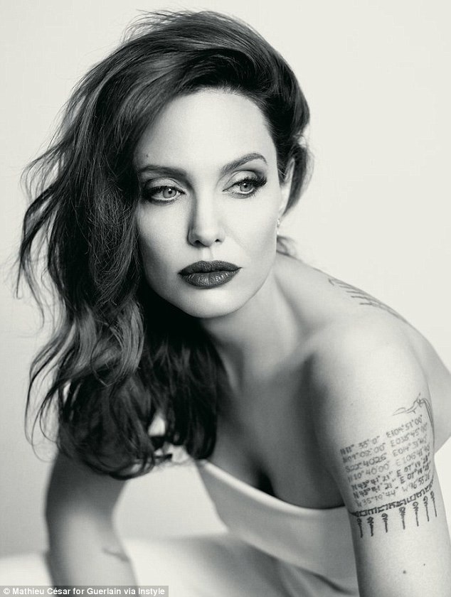 Biểu tượng gợi cảm Scarlett Johansson sở hữu đôi môi quyến rũ nhất - 4 Nữ diễn viên Angelina Jolie cũng sở hữu đôi môi với tỉ lệ cân bằng 1:1.