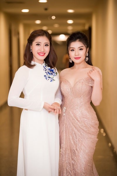 Sao Mai Bích Hồng – Thu Hằng ngọt ngào hát tình ca về biển - 1 Ca sĩ Thu Hằng (phải) và ca sĩ Bích Hồng chụp ảnh kỷ niệm trước chương trình.