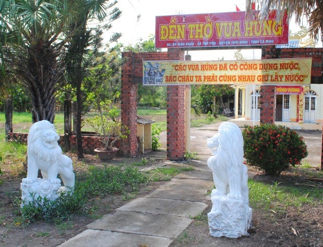 Đề nghị đưa cặp sư tử đá không rõ “lai lịch” ra khỏi Đền thờ Vua Hùng - 1 Cặp sư tử đá được đặt trước cổng vào Đền thờ Hùng Vương ở huyện Thới Bình, tỉnh Cà Mau. (Ảnh: CTV)