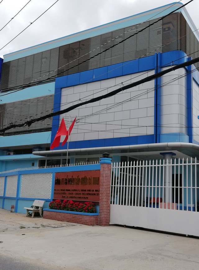 Hàng trăm công nhân mất việc trong “nháy mắt”: Chần chừ nhận lại vì lo khiếu kiện, sợ trách nhiệm? - 1 Công ty Cổ phần Cấp nước Cà Mau, nơi cho nhiều người lao động nghỉ việc sai quy định.