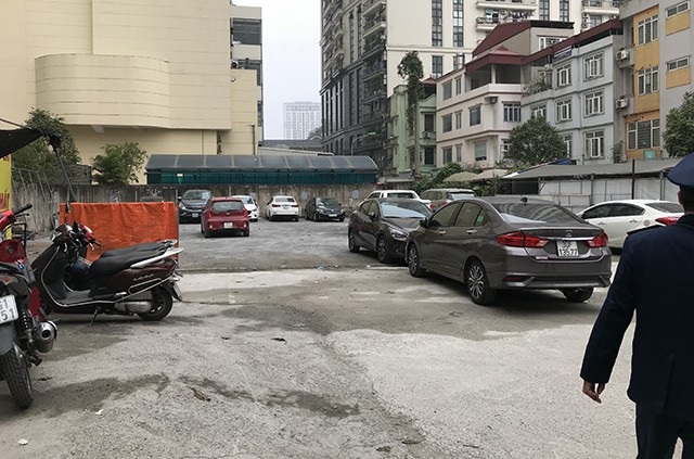 Chủ tịch Hà Nội yêu cầu xử lý gần 10 bãi xe không phép ở Hà Đông - 2 Trong khi dự án nằm chờ cơ quan chức năng phê duyệt, một cá nhân đã mượn làm nơi trông giữ xe