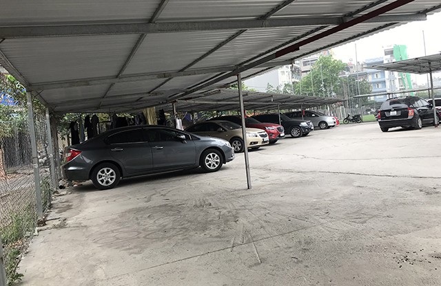 Chủ tịch Hà Nội yêu cầu xử lý gần 10 bãi xe không phép ở Hà Đông - 7 Lãnh đạo phường Mộ Lao cho biết, bãi xe này chỉ được trông xe của người chơi bóng, không được trông xe qua đêm