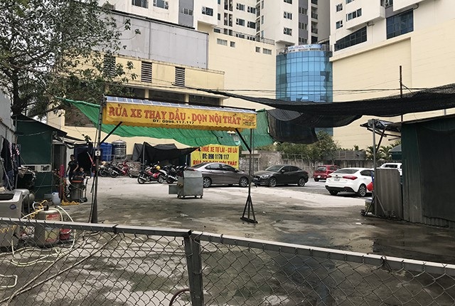 Chủ tịch Hà Nội yêu cầu xử lý gần 10 bãi xe không phép ở Hà Đông - 3 Khu đất quy hoạch làm trường học này còn được các cá nhân tận dụng làm nơi rửa xe, thay dầu và dọn nội thất