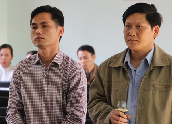 Phó Giám đốc Ban đầu tư và xây dựng trục lợi hàng tỷ đồng nhận án 15 năm tù - 1 Bị cáo Vương Quốc Hiếu (trái) bị tuyên án tù 15 năm, và bị cáo Trần Đình Nam (phải) bị tuyên án tù treo 2 năm 6 tháng (ảnh: T.H)
