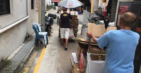 Người già nghèo khổ: Góc khuất ở Singapore - 1 Ông Eddie và anh trai mưu sinh bằng nghề thu lượm bìa carton, cuộc sống càng lam lũ khi người anh trai bị câm điếc và tiểu đường. (Ảnh: CNA)