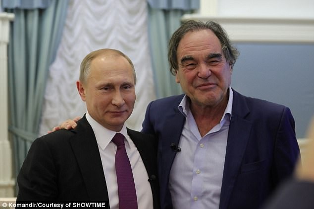 Những phát ngôn thể hiện "tinh thần thép" của Tổng thống Putin - 1 Ông Putin và đạo diễn Oliver Stone (Ảnh: Showtime)