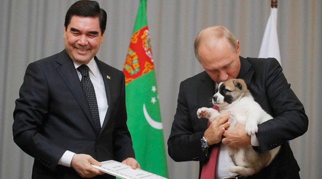 Những phát ngôn thể hiện "tinh thần thép" của Tổng thống Putin - 3
Tổng thống Тurkmenistan Gurbanguly Berdymukhadov tặng người đồng cấp Nga Vladimir Putin con chó nhỏ Alabai. (Ảnh: RIA Novosti)
