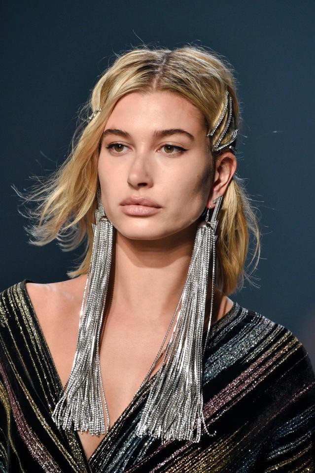 Mốt khuyên tai “khủng” gây sốt trở lại - 2 Người mẫu Mỹ Hailey Baldwin với đôi khuyên tai ánh bạc “cự phách” bổ trợ cho bộ trang phục lấp lánh các dải màu kim tuyến, tại một show trình diễn thuộc Tuần lễ Thời trang New York.