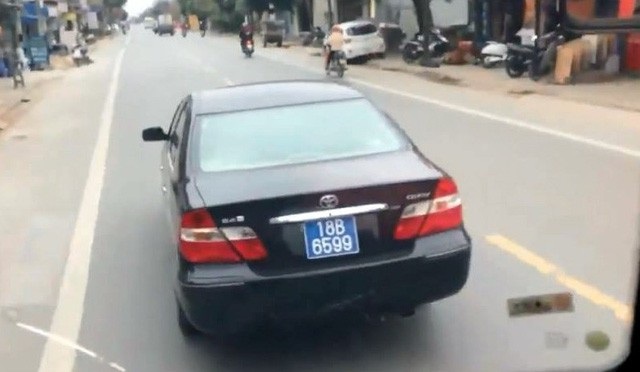 Lễ tang bình dị nguyên Thủ tướng và bàn tay run run người mẹ liệt sĩ Gạc Ma - 8 Nhiều ngày qua, dư luận rất quan tâm đến một đoạn clip quay lại cảnh một chiếc xe biển xanh chạy trên đường liên tục lạng lách, chèn ép phía trước đầu một chiếc xe khách, không cho vượt lên.