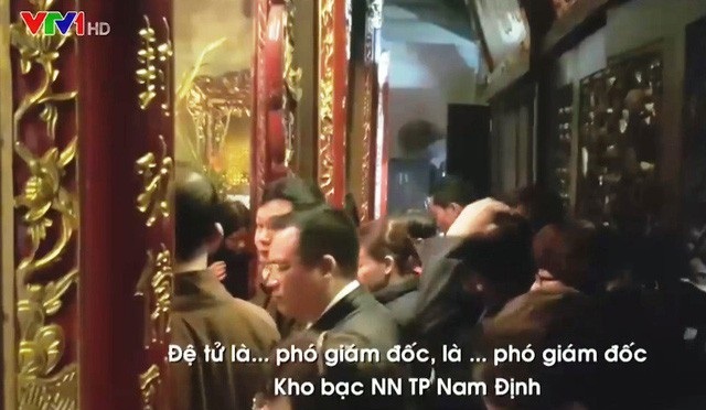 Hình ảnh cán bộ đi lễ trong giờ hành chính xuất hiện trên VTV1 (ảnh cắt từ clip VTV)