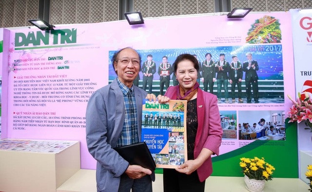 Lễ tang bình dị nguyên Thủ tướng và bàn tay run run người mẹ liệt sĩ Gạc Ma - 4 Tổng Biên tập Báo Dân trí - Nhà báo Phạm Huy Hoàn đón Chủ tịch Quốc hội Nguyễn Thị Kim Ngân tới thăm gian báo trưng bày tại Hội báo 2018. (Ảnh: Toàn Vũ)