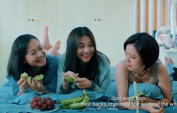 Diễn viên Hồng Ánh: “Mẹ chồng là “fan cứng” của tôi” - 5 Hồng Ánh và Thanh Hằng trên phim là những người bạn, có những phân đoạn rất xúc động khi lên phim, nhưng Hồng Ánh chia sẻ, mỗi khi kết thúc cảnh quay Thanh Hằng trở thành một người khác.