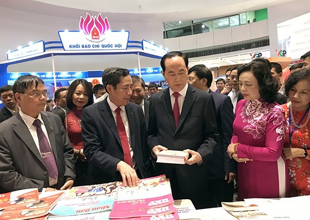 Chủ tịch nước thăm các gian trưng bày Hội báo toàn quốc 2018 - 1 Chủ tịch nước Trần Đại Quang đến thăm gian trưng bày của các cơ quan báo chí