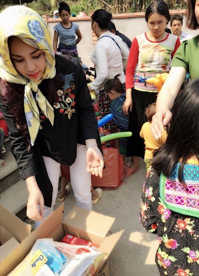 Sao mai Khánh Ly ám ảnh với những đứa trẻ lem luốc vùng cao - 5 Ca sĩ Khánh Ly phát quà cho trẻ em có hoàn cảnh khó khăn ở vùng cao.