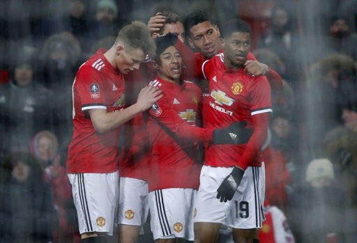 
Niềm vui của các cầu thủ MU sau khi ghi bàn thứ hai và chắc chắn sẽ thắng
