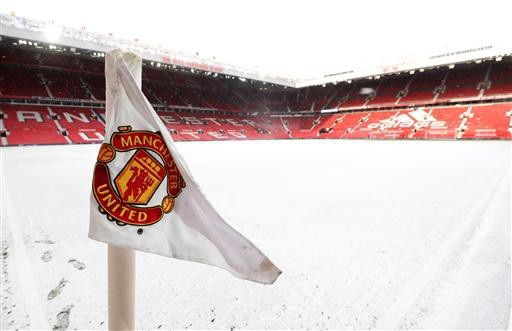 
Old Trafford phủ trắng tuyết trước giờ bóng lăn, tại châu Âu nhiều khu vực đang có tuyết rơi dày và dù là một sân đấu hiện đại nhưng Old Trafford cũng không tránh được việc bị tuyết bao phủ
