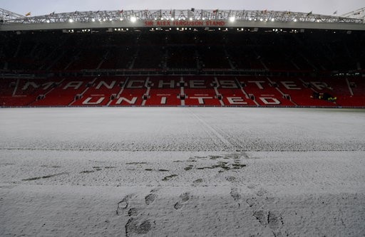 
Mặc dù được dọn thường xuyên, nhưng do tuyết rơi nhanh nên mặt sân Old Trafford lúc nào cũng trắng xóa
