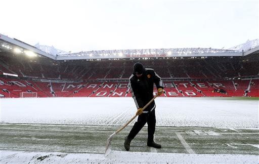 
Các nhân viên của Old Trafford cào tuyết trước khi trận đấu bắt đầu
