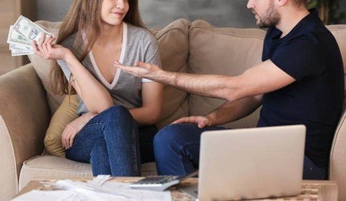 Bị vợ tiêu hết tiền lương, anh chồng nhất quyết đòi ly hôn - 1 Tháng nào anh Trương cũng đưa gần hết tiền lương cho vợ (Ảnh minh họa)