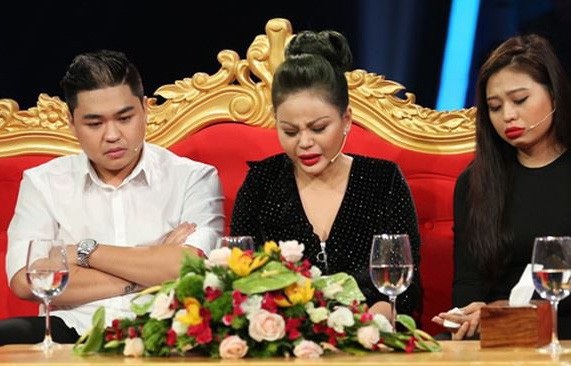 HTV không đồng ý xin lỗi và từ chối bồi thường 1 tỷ cho danh hài Duy Phương - 2 Chương trình Sau ánh hào quang tập 10 phát sóng ngày 4/12/2017 với chia sẻ của Lê Giang về gia đình có sự tham gia của con trai Duy Phước và con gái Lê Lộc